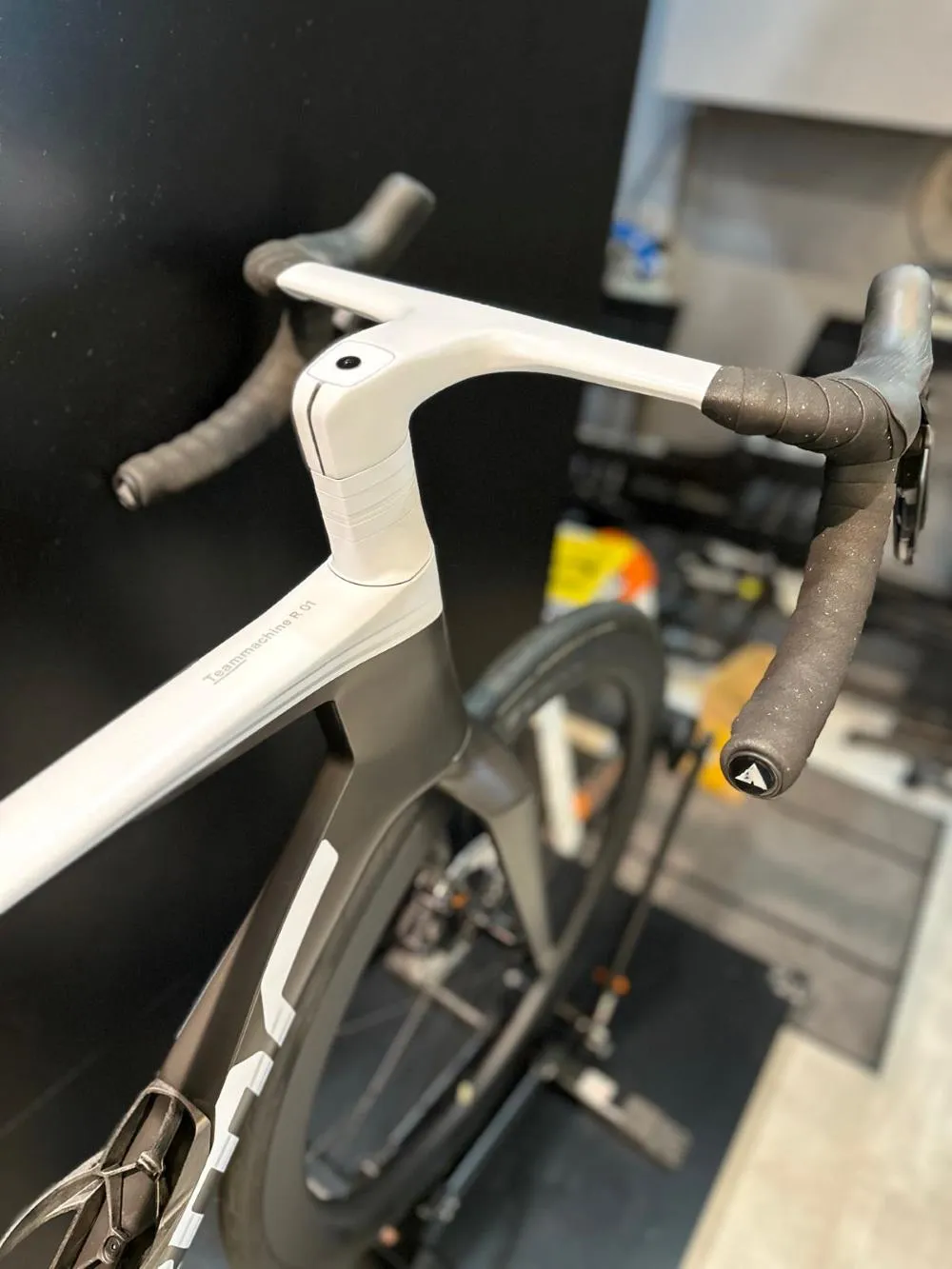 BMC Teammachine R 01 ROAD BIKE  CARBON BLACK / COOL WHITE
